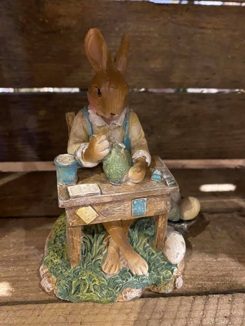 Hare ved skrivebord